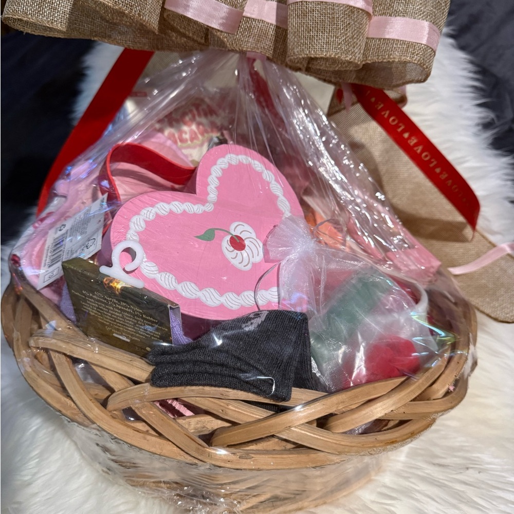 Sold!!🌹🌹🌹 Be My Valentine 💌 💝 Gift Basket ❤️‍🔥